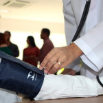 A aferição da pressão arterial permite identificar fatores de risco associados à hipertensão arterial